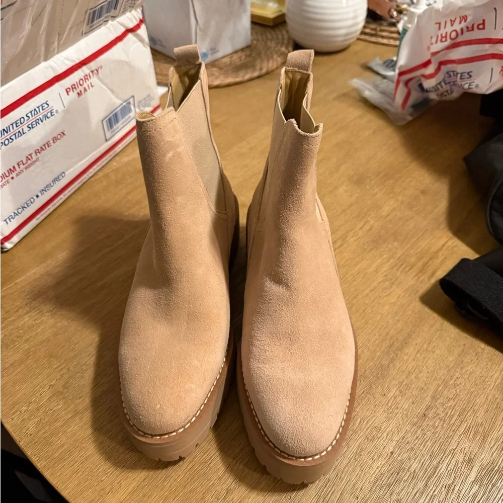 NWT Sam Edelman Justina Lug Sole Chelsea Boot Size 6 color Sesame Suede - Picture 5 of 5